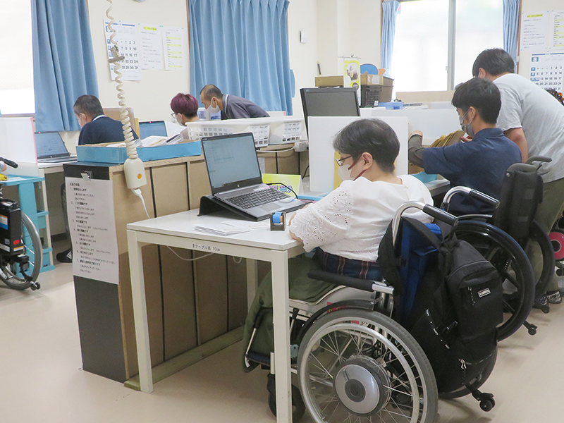 東京・立川　労協新聞デジタル版を支えるたちかわーくを訪問　就労Ｂ利用者が作業、チェックも